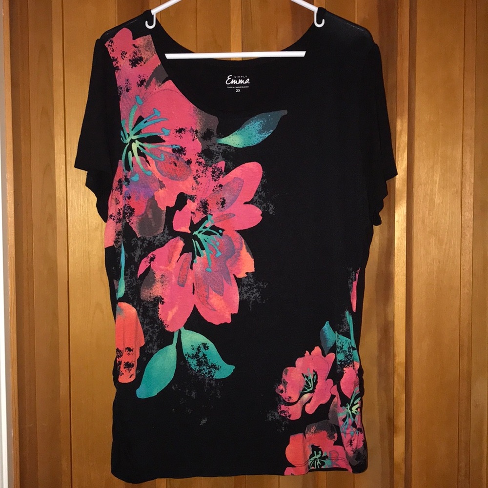 Beautiful tshirt w/flowers
